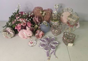 lot 116 image: Lot of Vintage Miscellaneous Dcor see pictures