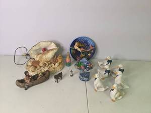 lot 120 image: (6) Porcelain Duck Napkin Holders, Beautiful Shell Lamp, & Misc. Vintage Dcor