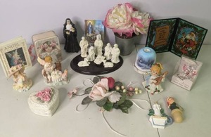 lot 121 image: Beautiful Lot of Vintage Misc. Decorations see pictures