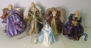 lot 126 image: (5) Vintage Holiday Figuines