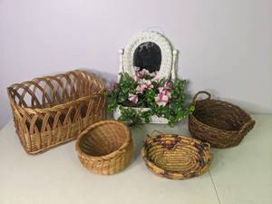 lot 127 image: Set of 6 Wicker Decorative Pieces and Baskets