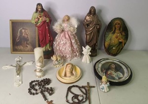 lot 107 image: Beautiful Collection of Vintage Religious Decorations