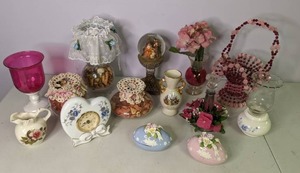 lot 227 image: Beautiful Mixed Lot of Vintage Dcor