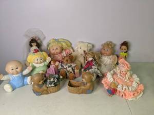 lot 231 image: A lot of Vintage Dolls, Cabbage Patch Dolls and Bears, 14 to be exact.