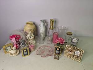 lot 232 image: Country Feminine Farmhouse Decor with Something For Him, 21 Pieces