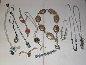 lot 200 image: Beautiful Mixed Lot of Vintage Jewelry