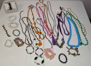 lot 201 image: Beautiful Mixed Lot of Vintage Jewelry