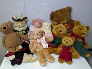 lot 204 image: Adorable Lot of Vintage Stuffed Bears