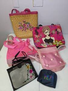 lot 215 image: Lot of (6) Summer Bags and Purses Pink, Black, Wicker