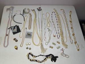 lot 192 image: Beautiful Mixed Lot of Vintage Pear Jewelry