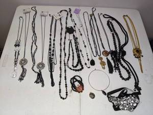 lot 193 image: Beautiful Mixed Lot of Vintage Jewelry - Black