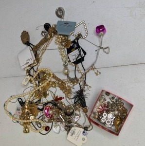 lot 194 image: Beautiful Mixed Lot of Vintage Jewelry & Parts