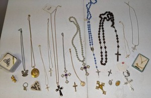 lot 197 image: Beautiful Collection of Vintage Jewelry - Crosses & Angels