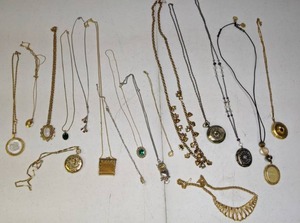 lot 198 image: Beautiful Collection of Vintage Jewelry - Lockets & Pendants