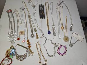 lot 199 image: Beautiful Lot of Vintage Rhinestone Necklaces & Bracelets