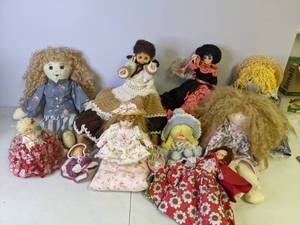 lot 255 image: Fascinating Collection of Vintage Dolls