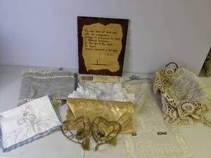 lot 257 image: Graceful Collection of Vintage Home Decor