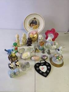 lot 242 image: Eclectic Vintage Assortment of Collectibles Peanuts, J.F. Kennedy, Etc.