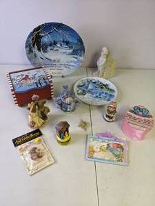 lot 245 image: Vintage Christmas and Easter Assortment of Plates and Trinkets