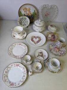 lot 234 image: Vintage Collection of Porcelain, China and Glass - For the Love of Mom etc