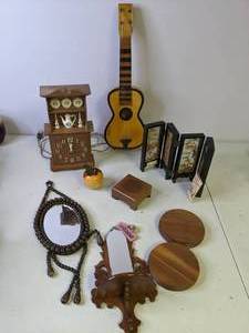 lot 237 image: Wood and Cork Decor Items