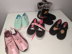 lot 289 image: Lot of (5) Cute Womens Shoes