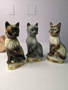 lot 22 image: Vintage Set of 3 Beams Trophy 45 Quart Cat Decanters  Bottles