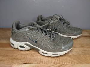 lot 23 image: Nike Air Max Plus Sneakers Womens Size 8.5 Athletic Shoes
