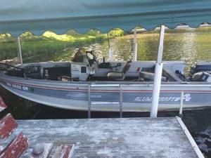 lot 4 image: VIBO 1800 Lb Boat Lift