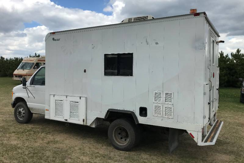 lot 3 image: 2001 Ford E450 Commercial Food Truck