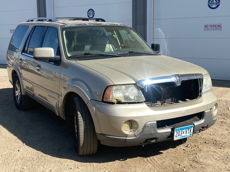 lot 3 image: 2004 Lincoln Navigator