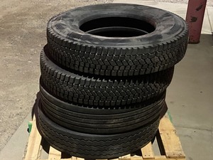 lot 7 image: (4) 10R22.5 Truck Tires