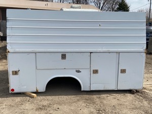lot 6 image: Reading Full-Sized Service Truck Body
