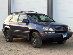 lot 2 image: 1999 Lexus RX-300 SUV
