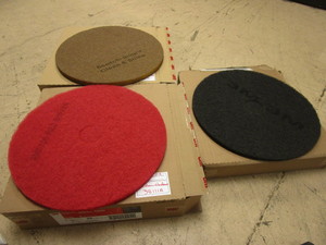 lot 510 image: 3M 20 RED BUFFER PADS, BLACK STRIPPER PADS, SCOTCH-BRITE CLEAN & SHINE PADS - CASES