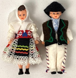 lot 23 image: Ethnic Dolls - Czech and Native American