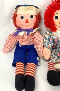 lot 29 image: Six Vintage Raggedy AnnAndy Dolls- Knickerbocker