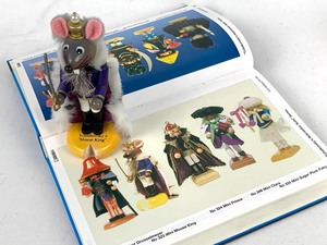 lot 50 image: Steinbach NLE Mini Tchaikovskys Mouse King Nutcracker and a 339-Page Steinbach Collection Book