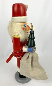 lot 56 image: Seiffener Vero Santa Nutcracker, 14.5 Tall