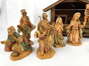 lot 58 image: 14 Fontanini Depose Italian Nativity Pieces and Creche