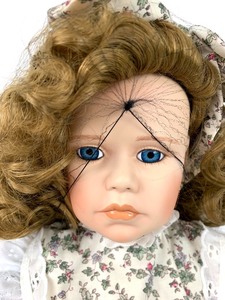 lot 81 image: World Gallery Porcelain Doll - Melissa