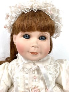 lot 90 image: World Gallery Porcelain Doll - Kelly