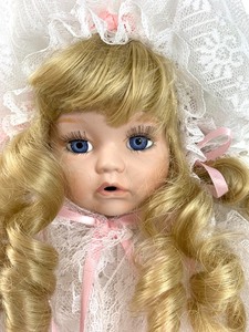 lot 91 image: Elsie Massey Originals Porcelain Doll - Amanda