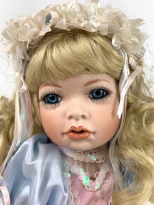 lot 94 image: World Gallery Artist Signature Series Porcelain Doll - Felicia