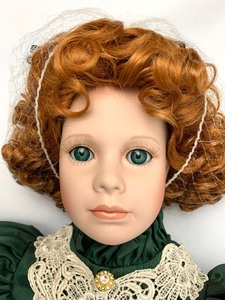lot 105 image: World Gallery Porcelain Doll - Courtney
