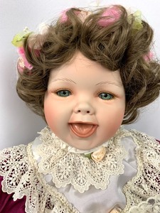 lot 108 image: World Gallery Porcelain Doll - Annie