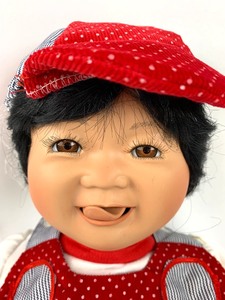 lot 126 image: World Gallery Porcelain Doll - Ty Kim