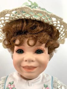 lot 127 image: World Gallery Porcelain Doll - Patty by Linda Steele