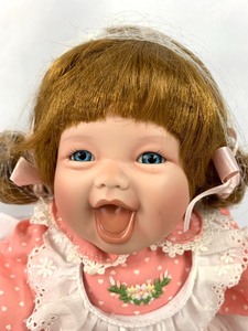 lot 132 image: World Gallery Porcelain Doll - Katelyn by Kathy Hippensteel