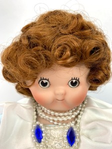 lot 161 image: Campbell Kids Porcelain Doll - Queen Elizabeth, Packaged in a Campbells Soup Can